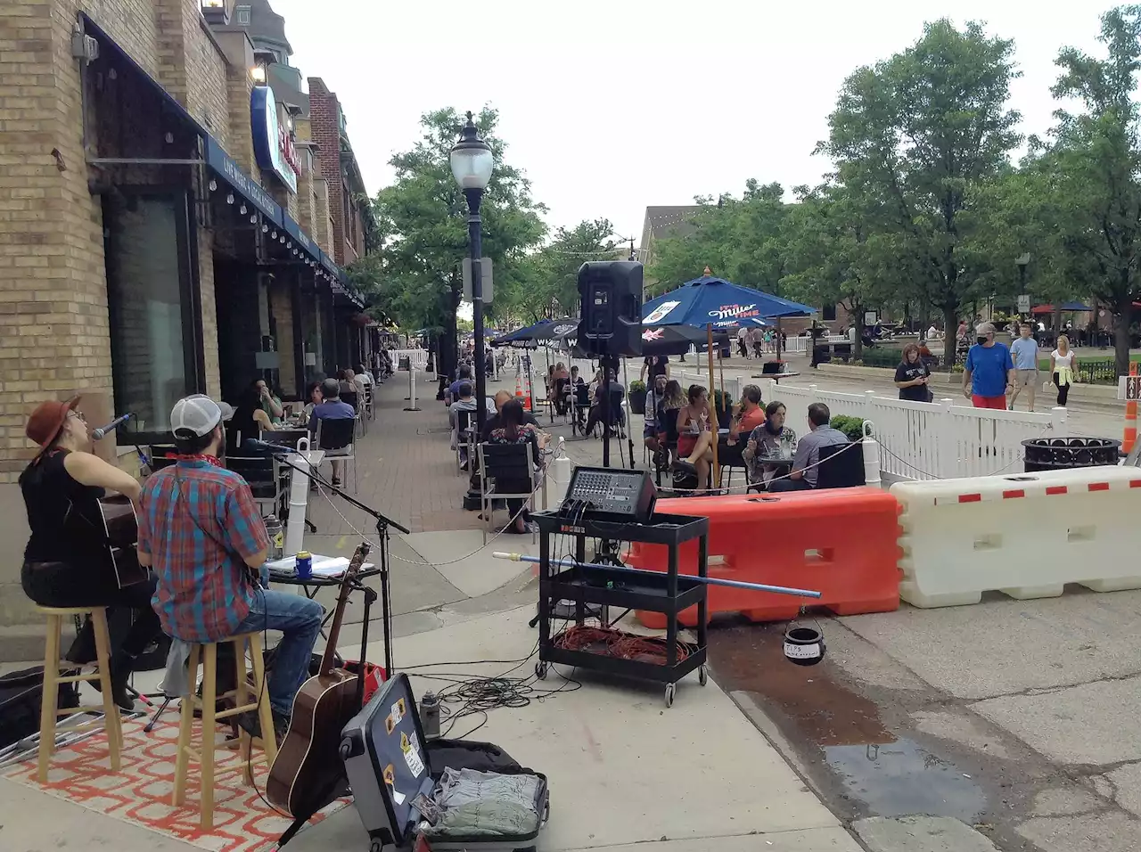 Arlington Heights proposes regulations on street performers to accompany alfresco dining