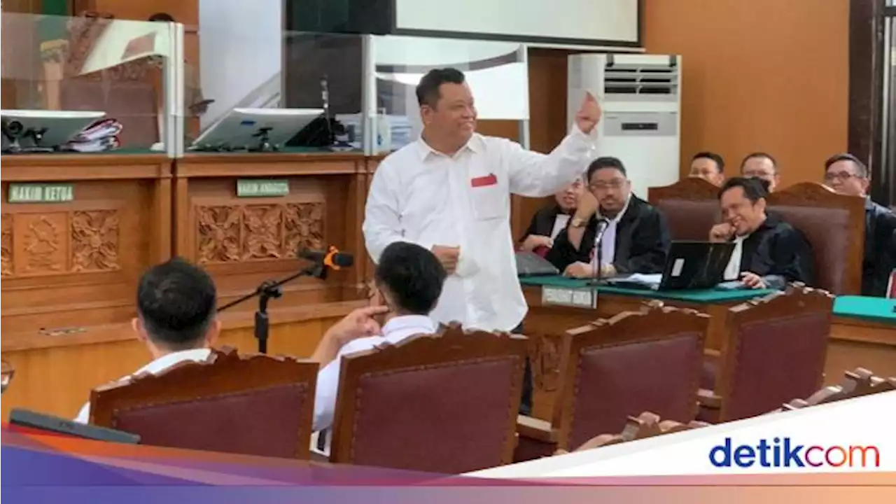 Dua Kali Kuat Ma'ruf Bikin Finger Heart ala Korea di Sidang