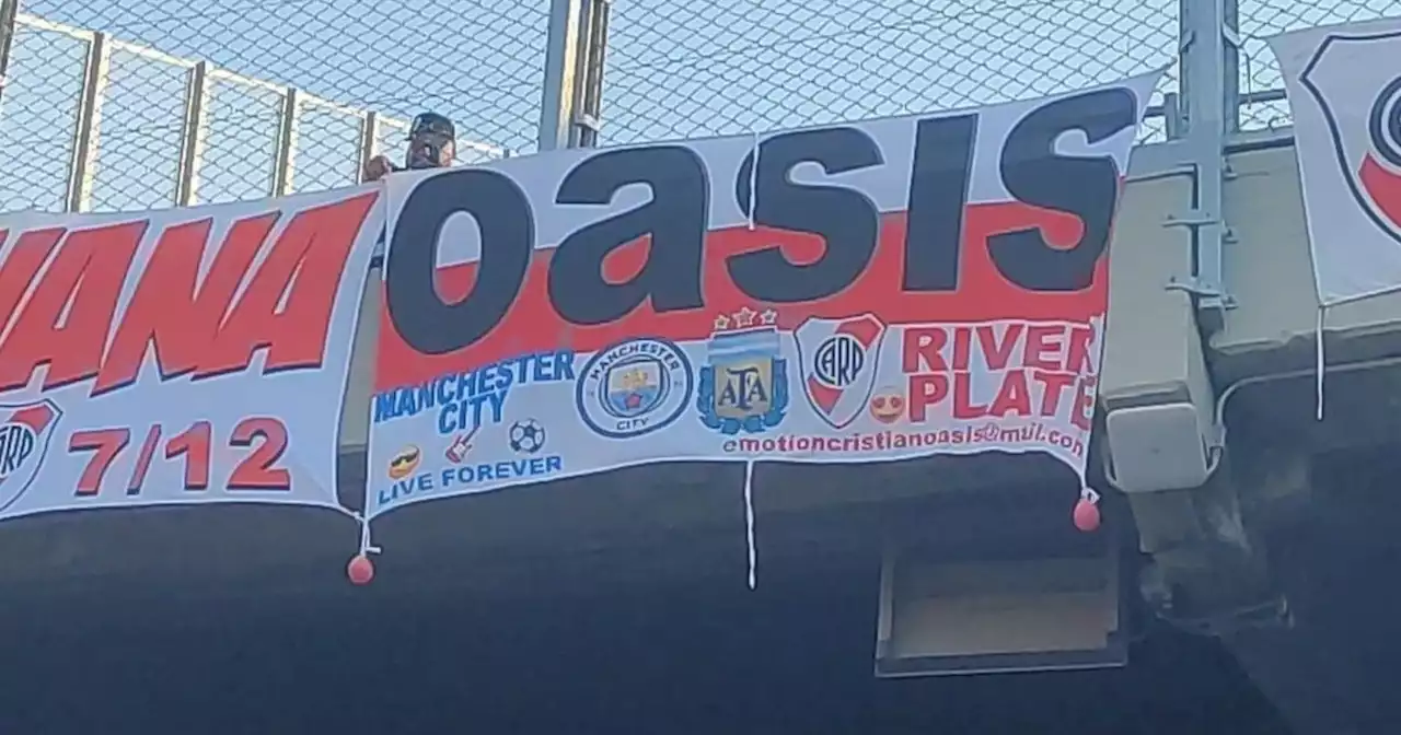 La increíble reacción del ex líder de Oasis a una bandera de River