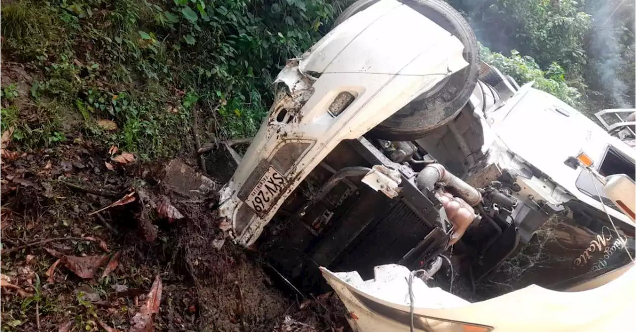 Tremendo guarapazo: un camión se volcó en plena autopista Medellín-Bogotá