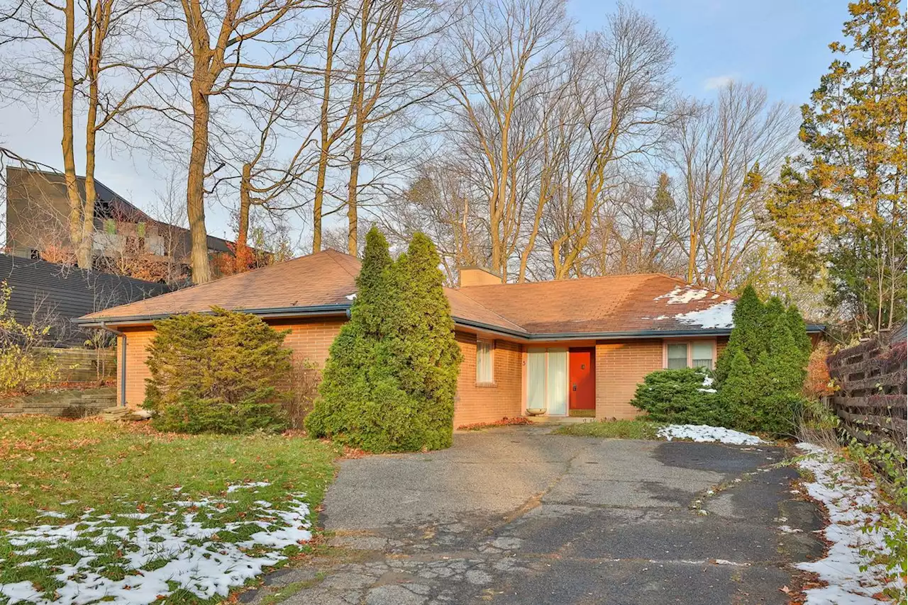 Lawrence Park bungalow sale sells for $920,000 over asking thanks to prime lot, strong offer