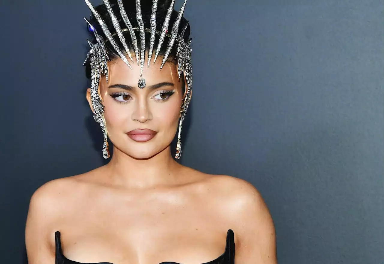 Kylie Jenner montre son fessier dans un maillot de bain string