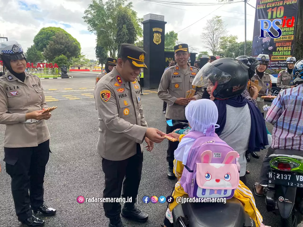 Hari Kasih Sayang, Kapolres Salatiga Bagikan Coklat dan Helm