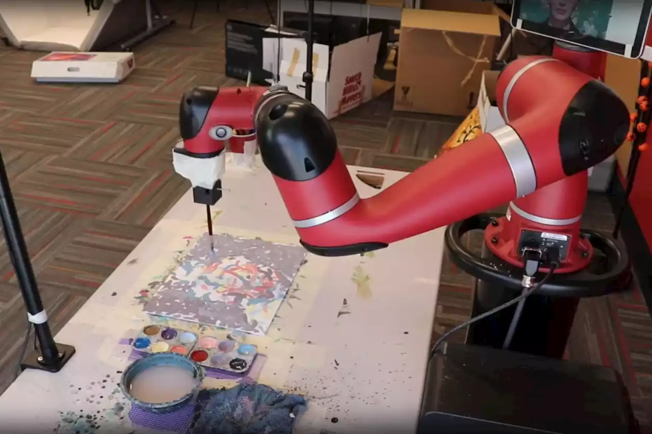 IA : voici FRIDA, le robot qui va transformer notre rapport à l'art