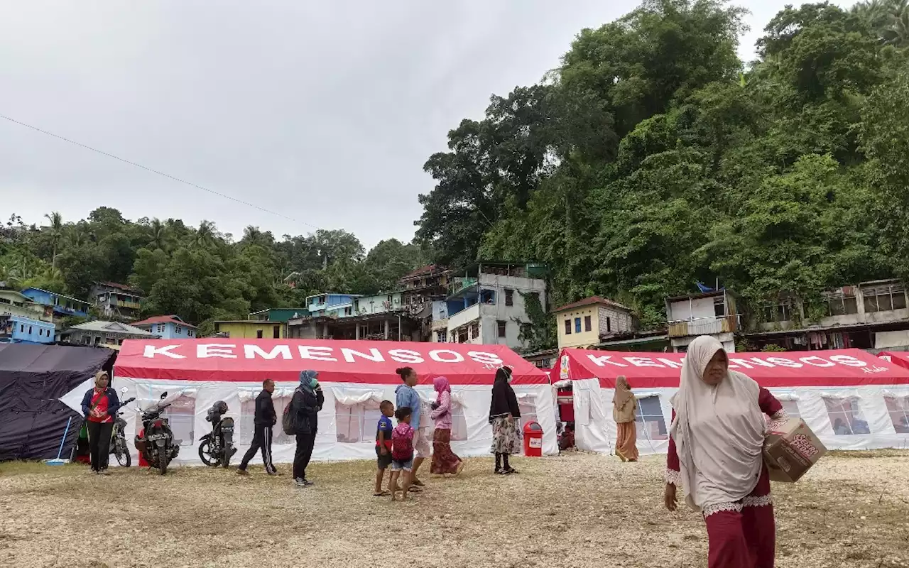 Mensos Risma Kunjungi Korban Gampa Jayapura di Tenda Pengungsian