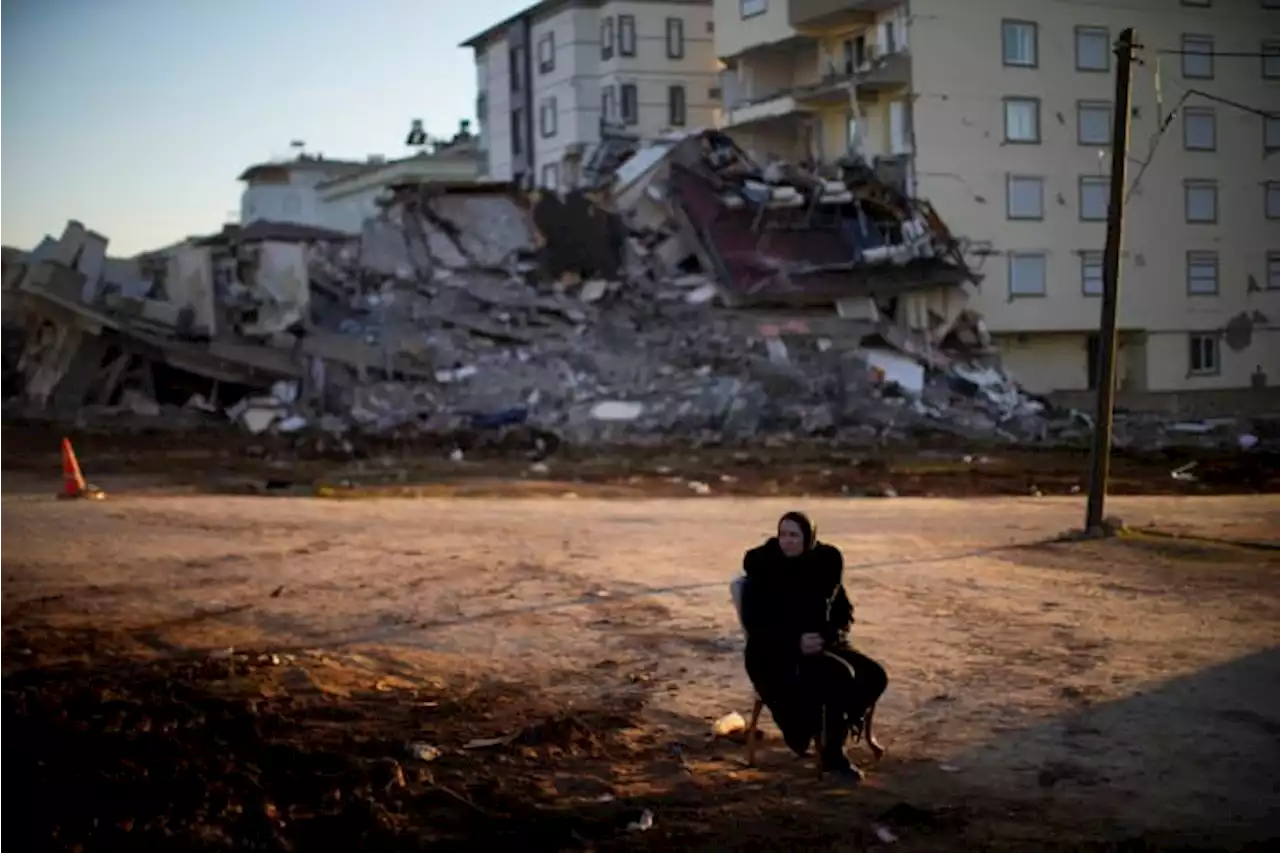 Search for earthquake survivors enters final hours in Turkey