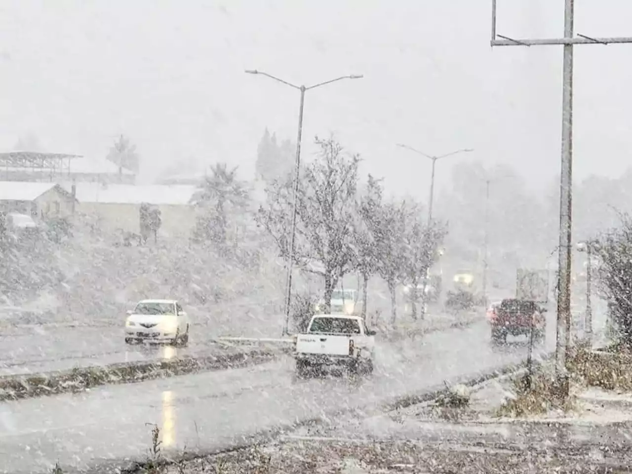 Intensa nevada en Sonora provoca cierre de carreteras en frontera con EU