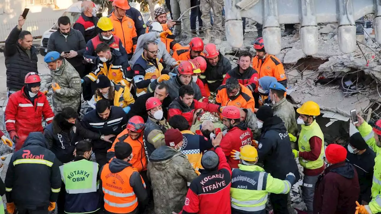 “Siempre hay esperanza”: Rescatan a niña en Turquía tras 178 horas atrapada en escombros