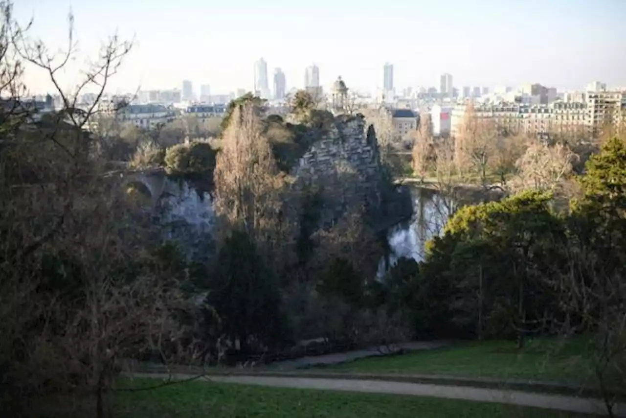 Woman's remains found in bag in Paris park: security source