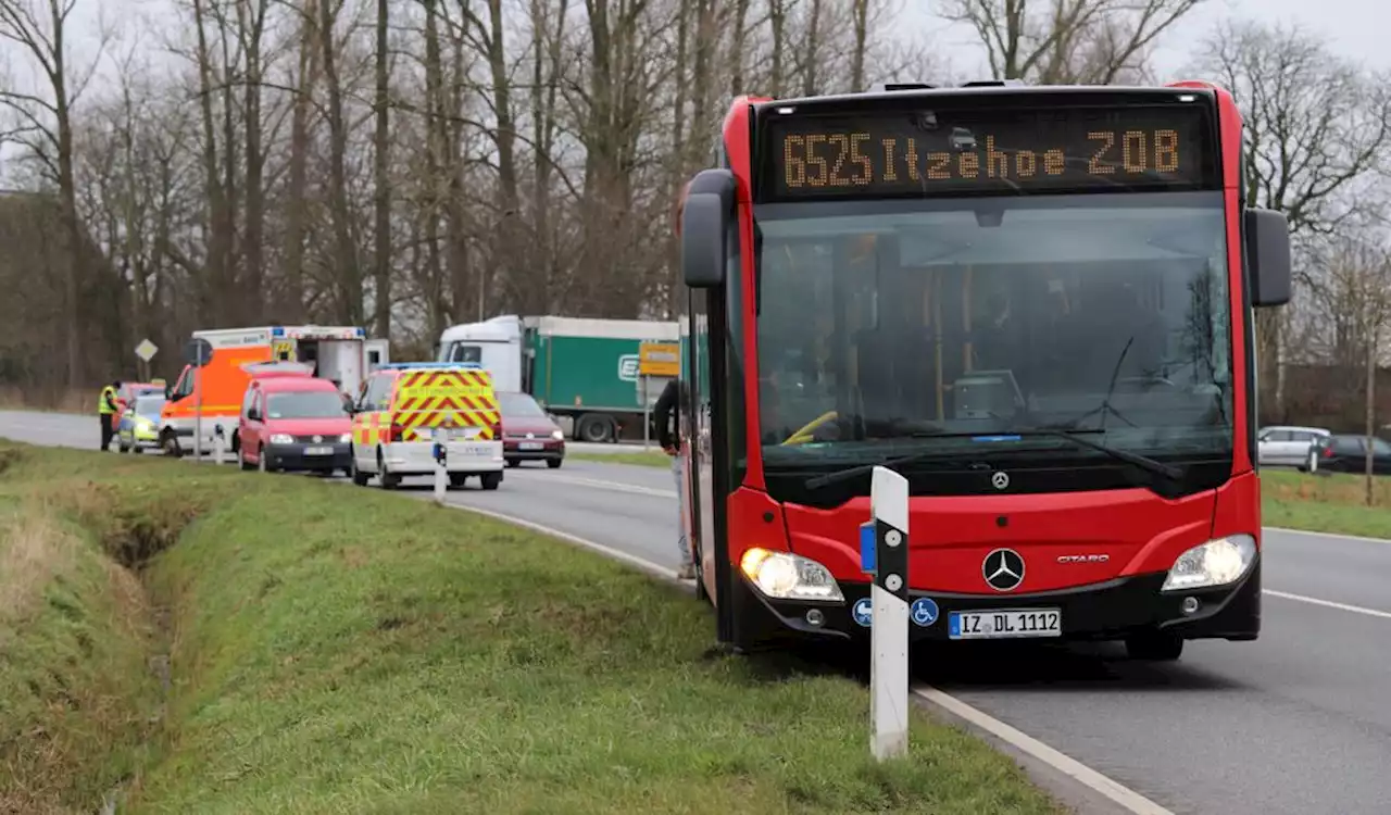 Motorradfahrer kollidiert mit Linienbus –schwer verletzt