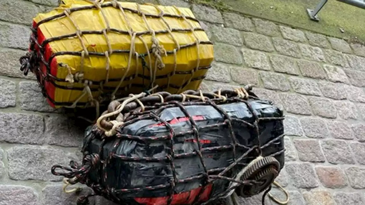 Duikers vinden ruim 100 kilo coke onder zeeschip in Amsterdamse haven