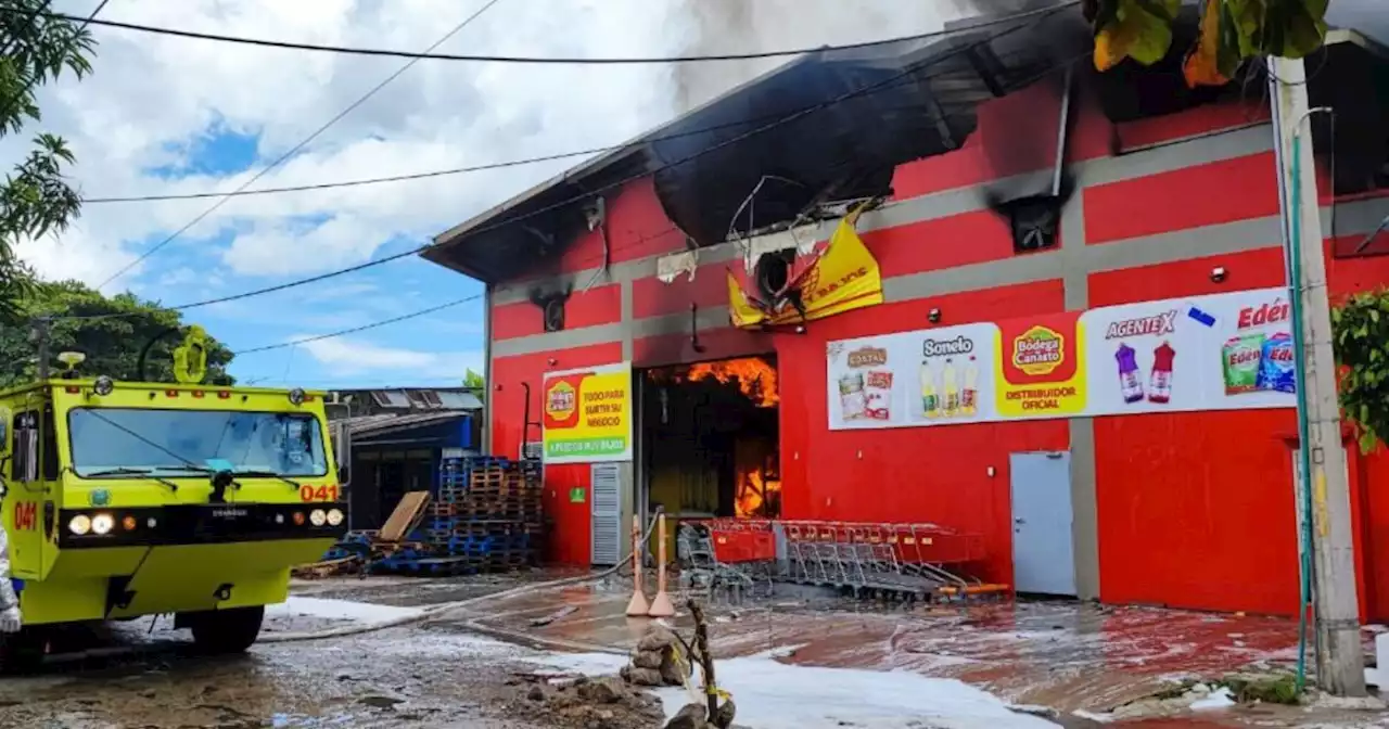 Incendio en Leticia consume local y los bomberos no dan abasto