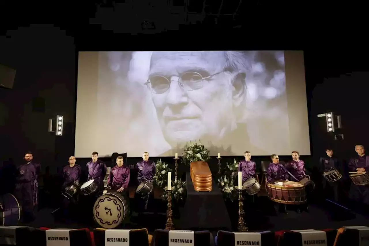 El mundo del cine despide a Carlos Saura al ritmo de los tambores de Calanda