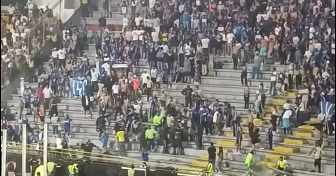 Mientras le pegaban a Cataño, los hinchas de Millonarios se peleaban entre ellos