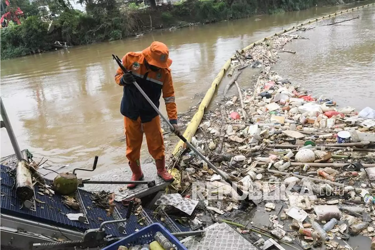 Sebanyak 90 Ton Sampah Diangkut dari Kali Pisangan Tambun Bekasi |Republika Online