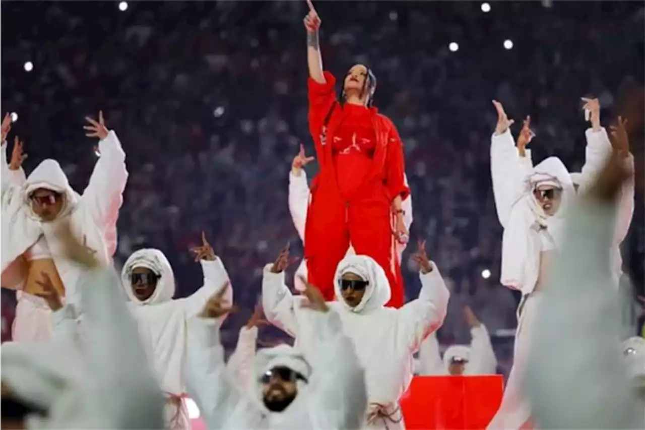 Bentuk Lambang Segitiga saat Tampil di Super Bowl 2023, Rihanna Dituding Lakukan Ritual Pemuja Setan