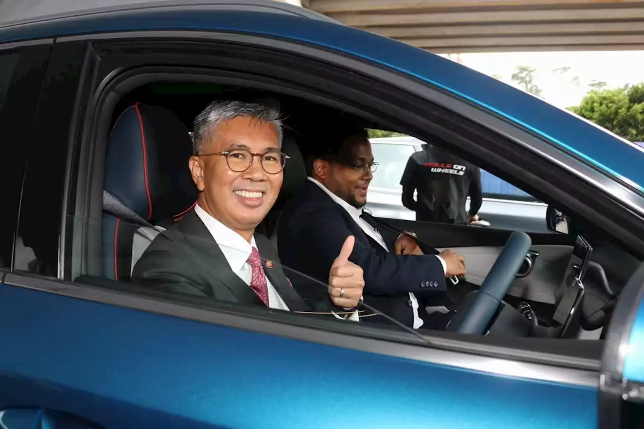 Tengku Zafrul hints more EV-related incentives with revised Budget 2023. Road tax exemption to be extended? - SoyaCincau