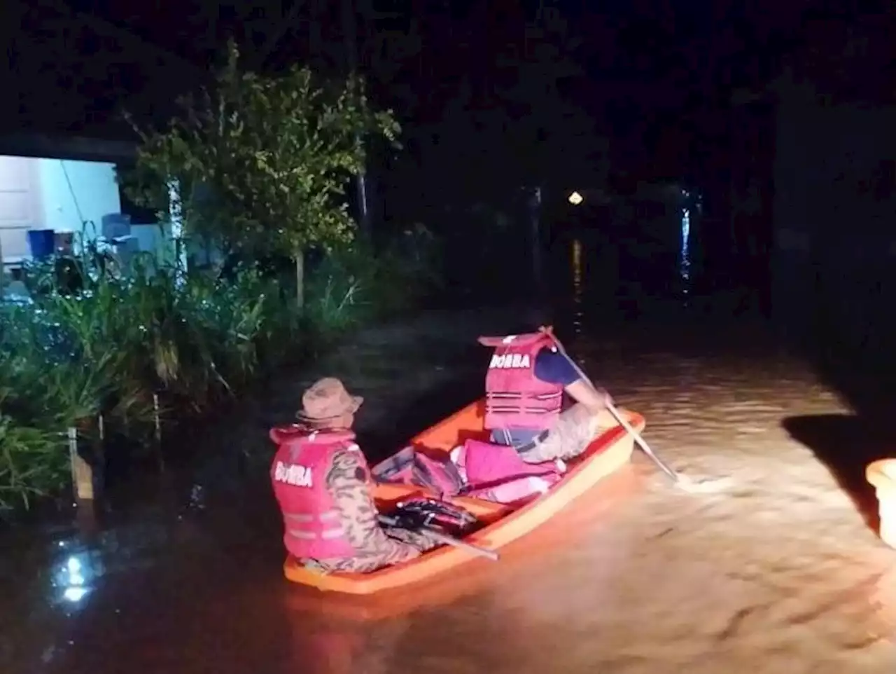 Floods: 35 victims evacuated, seven areas impassable in Penampng