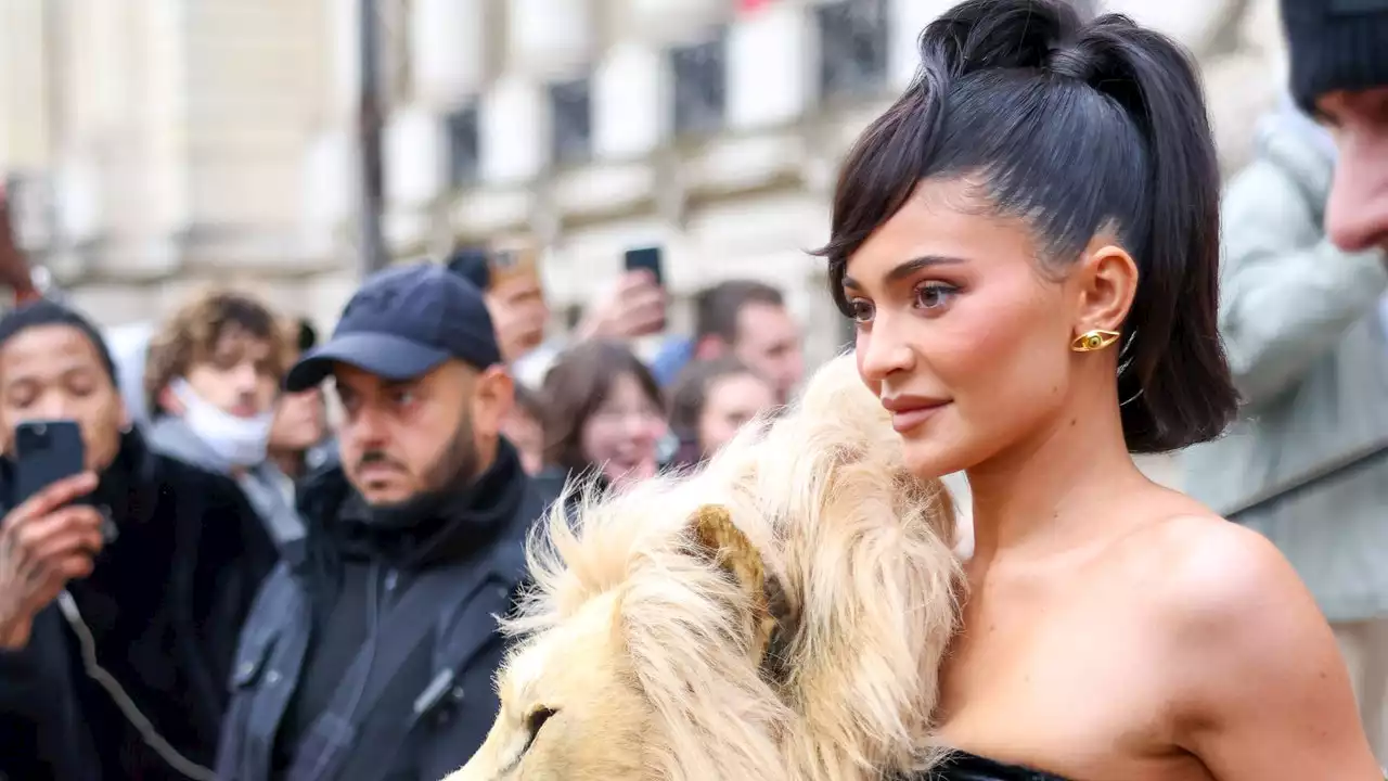 Kylie Jenner Casually Wearing a Lion Head at PFW Is Peak Leo Energy