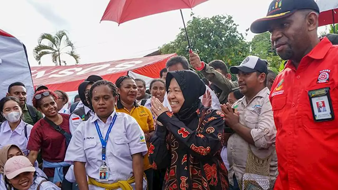 Ke Jayapura, Mensos Tri Rismaharini Kunjungi Pengungsi Korban Gempa Bumi