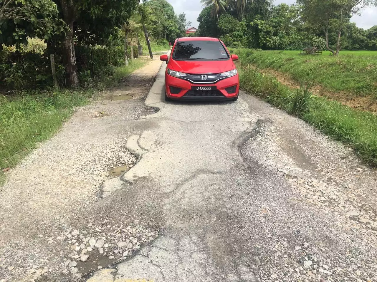 Penduduk ‘derita’ guna jalan berlubang