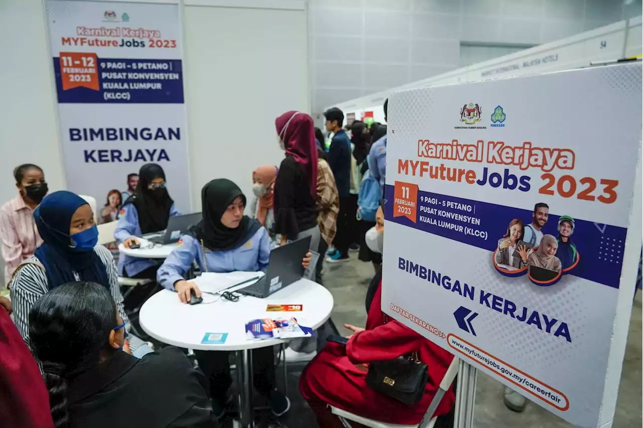 Terpaksa bersaing dengan 200,000 siswazah menganggur