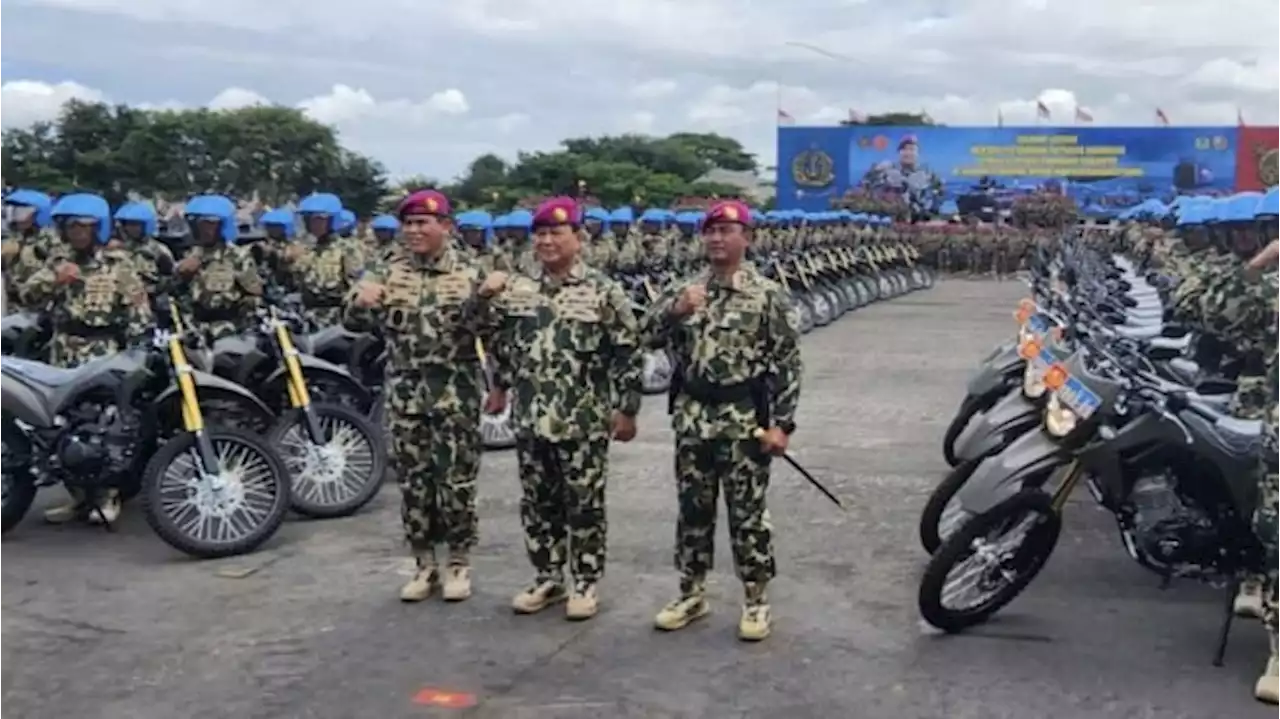 Prabowo Serahkan 100 Kendaraan Operasional hingga 5.219 Pucuk Senjata Laras Panjang ke Marinir