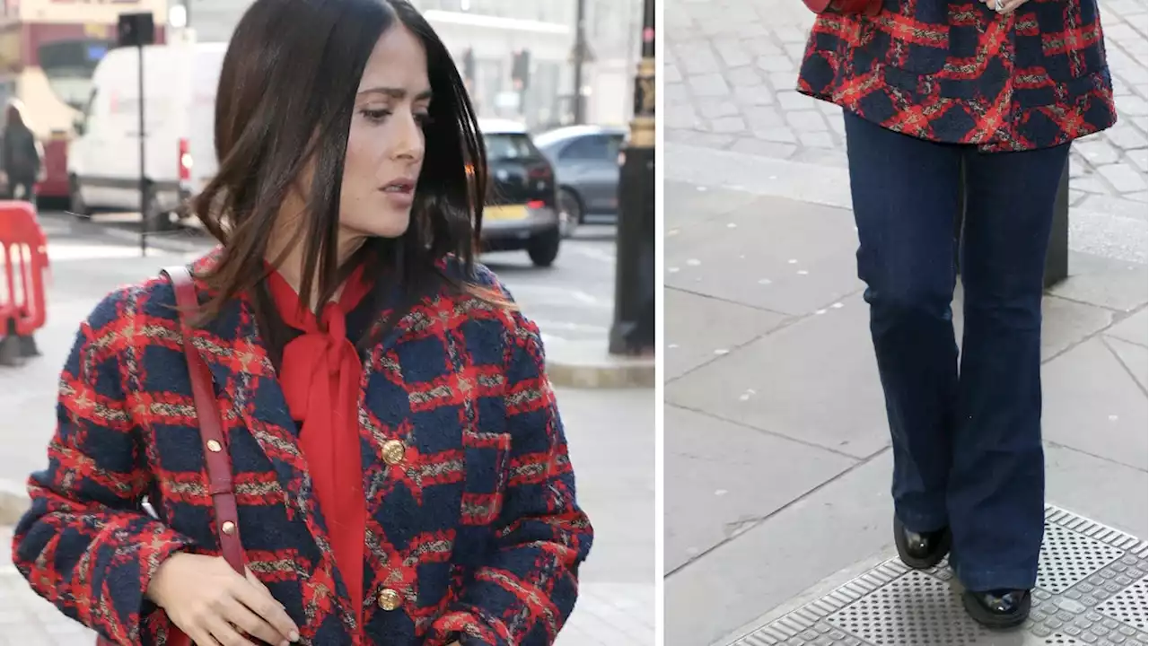 Salma Hayek sabe ser la mujer más elegante con unos simples jeans acampanados y botas