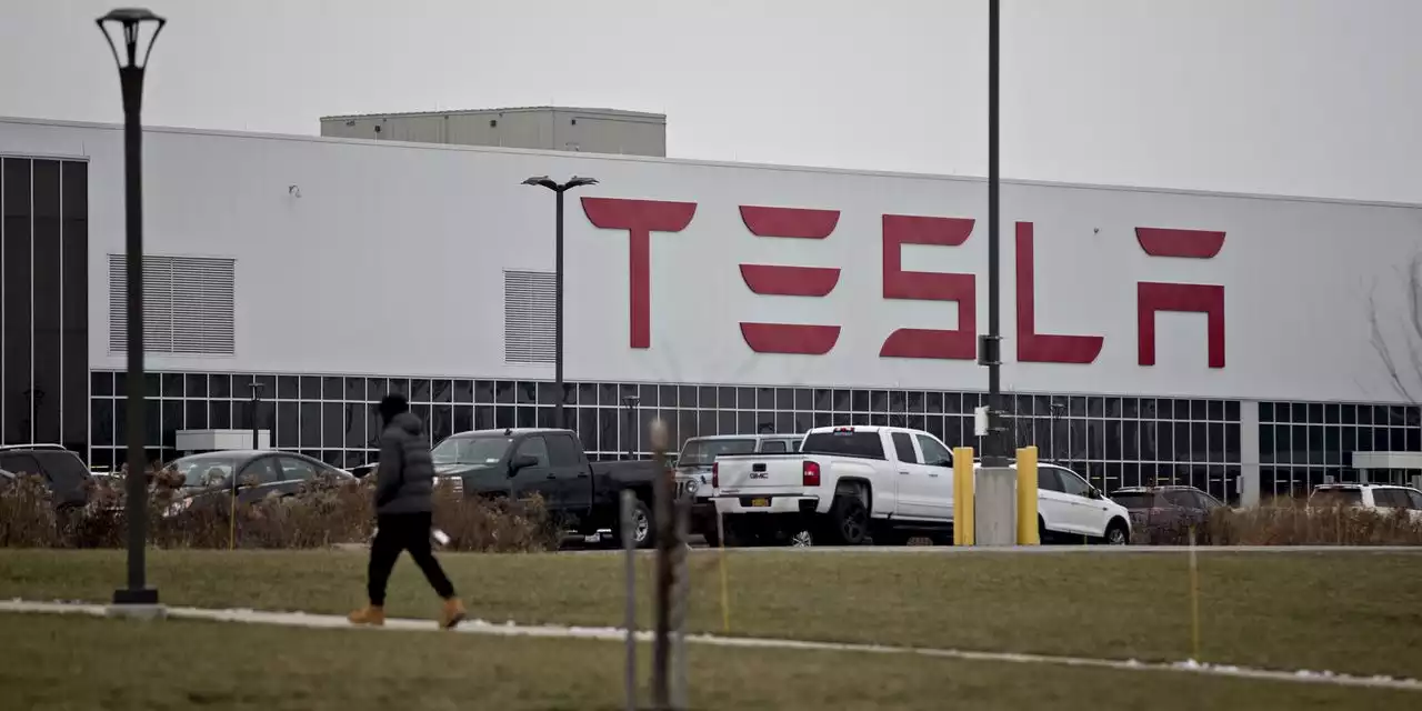 Tesla Workers in New York Are Trying to Unionize