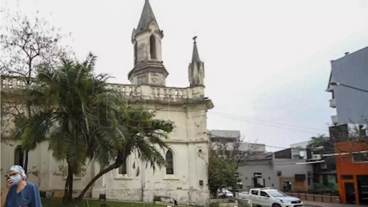 Cayó una grúa de un edificio y hay destrozos por un temporal en Corrientes