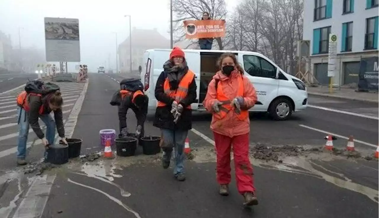 Berlin: Letzte Generation betoniert Mühlendammbrücke zu