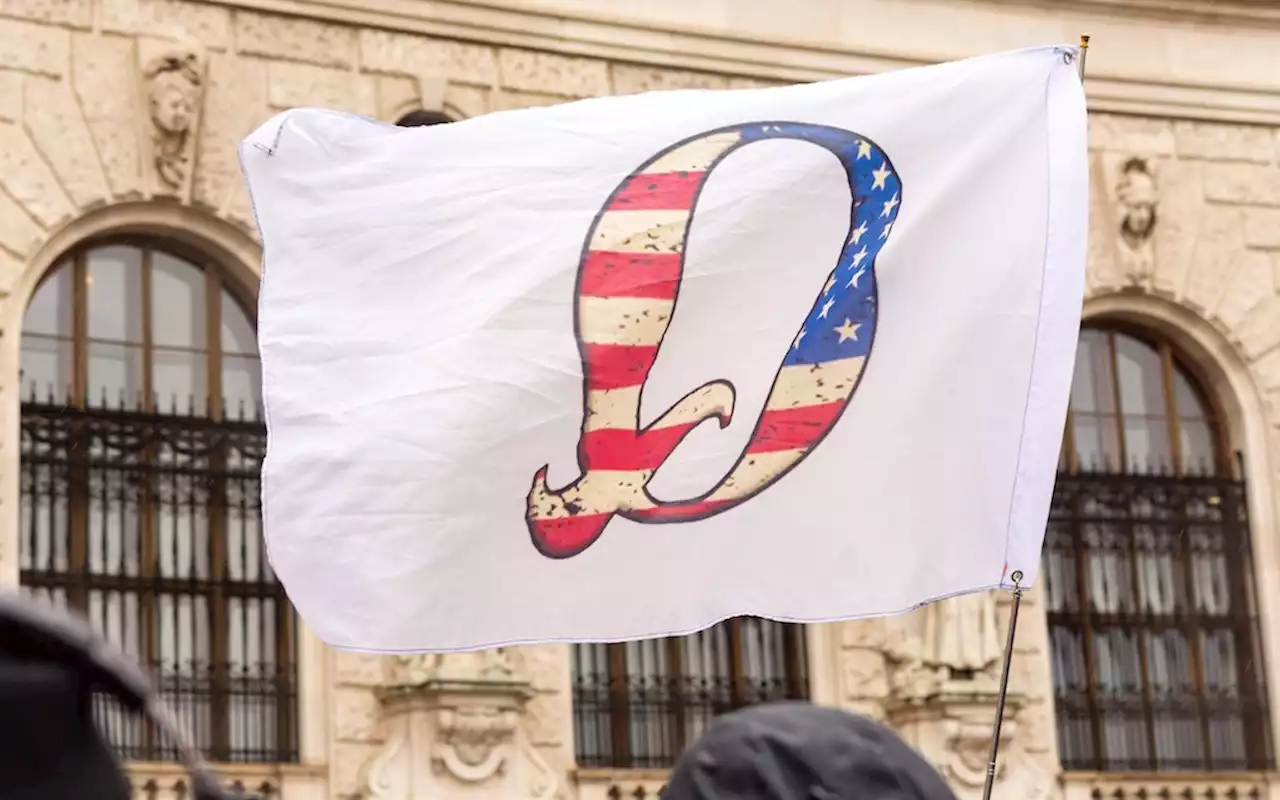 Falkensee: Auftritt von QAnon-Verschwörungsideologen löst Protest aus