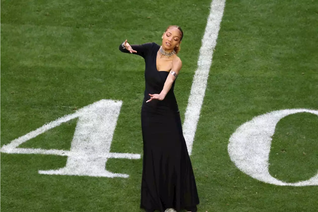 Rihannas Dolmetscherin geht viral und stiehlt ihr fast die Show beim Super Bowl