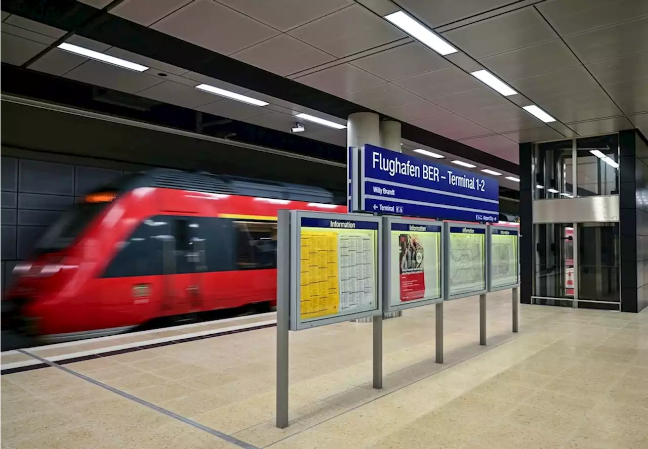 Verdächtiger Koffer vor Flughafen BER entdeckt – Bahnhof zeitweise gesperrt