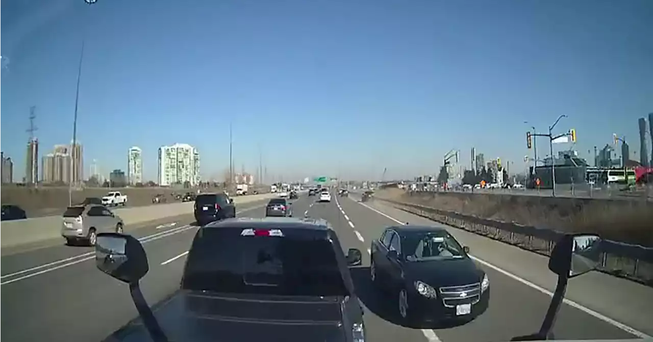 People outraged after car barrels down Mississauga highway in wrong direction