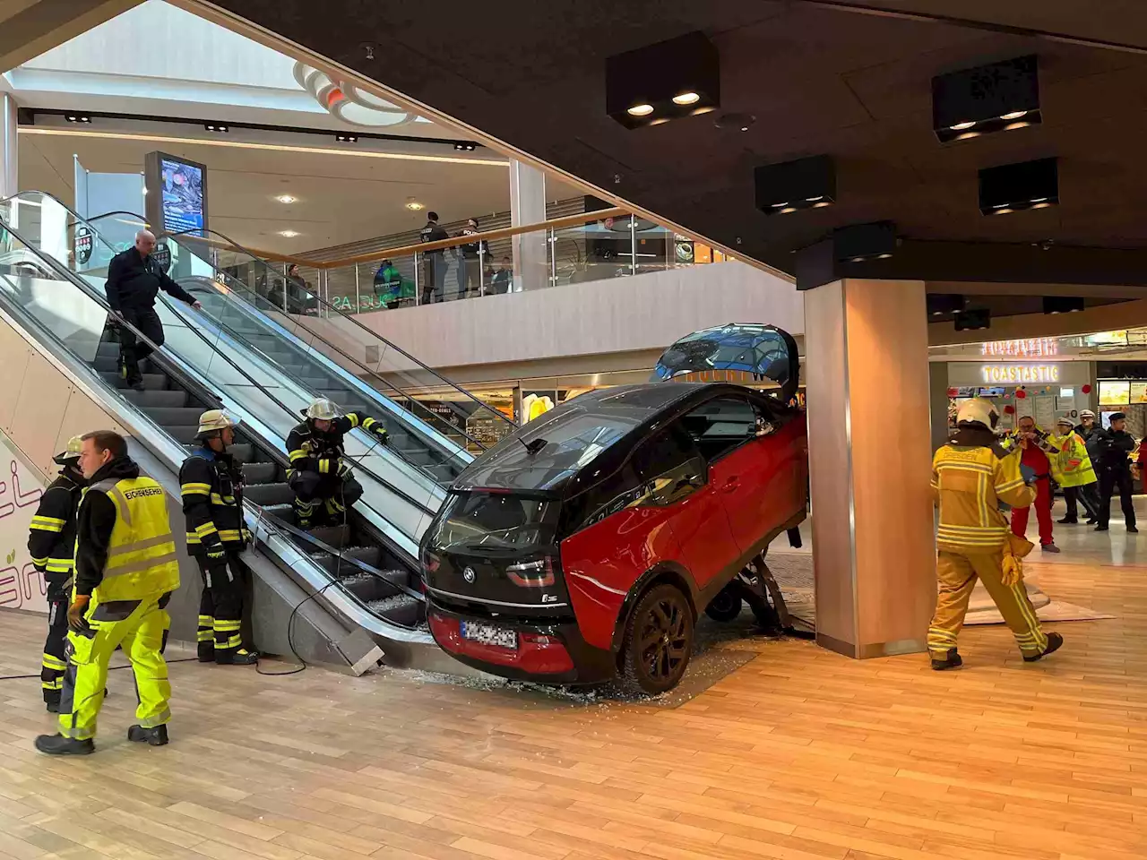 Auto fährt in Münchner Einkaufszentrum – Fahrerin verletzt