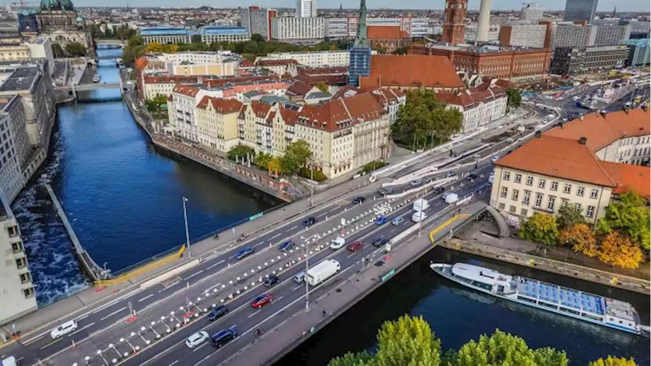 Klima-Aktivisten kippen Beton auf Mühlendammbrücke in Berlin-Mitte