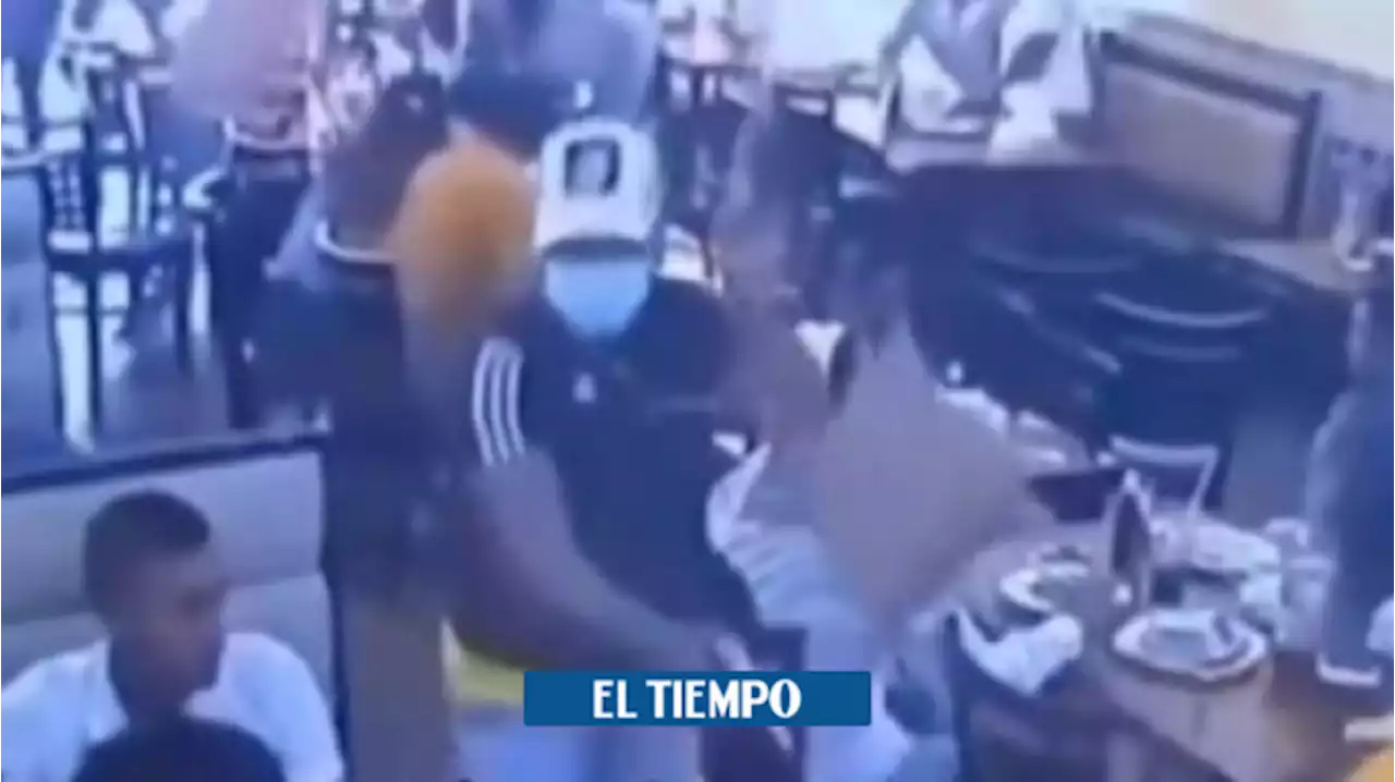 Video: violento robo a mujer que almorzaba; se llevaron 100 millones de pesos