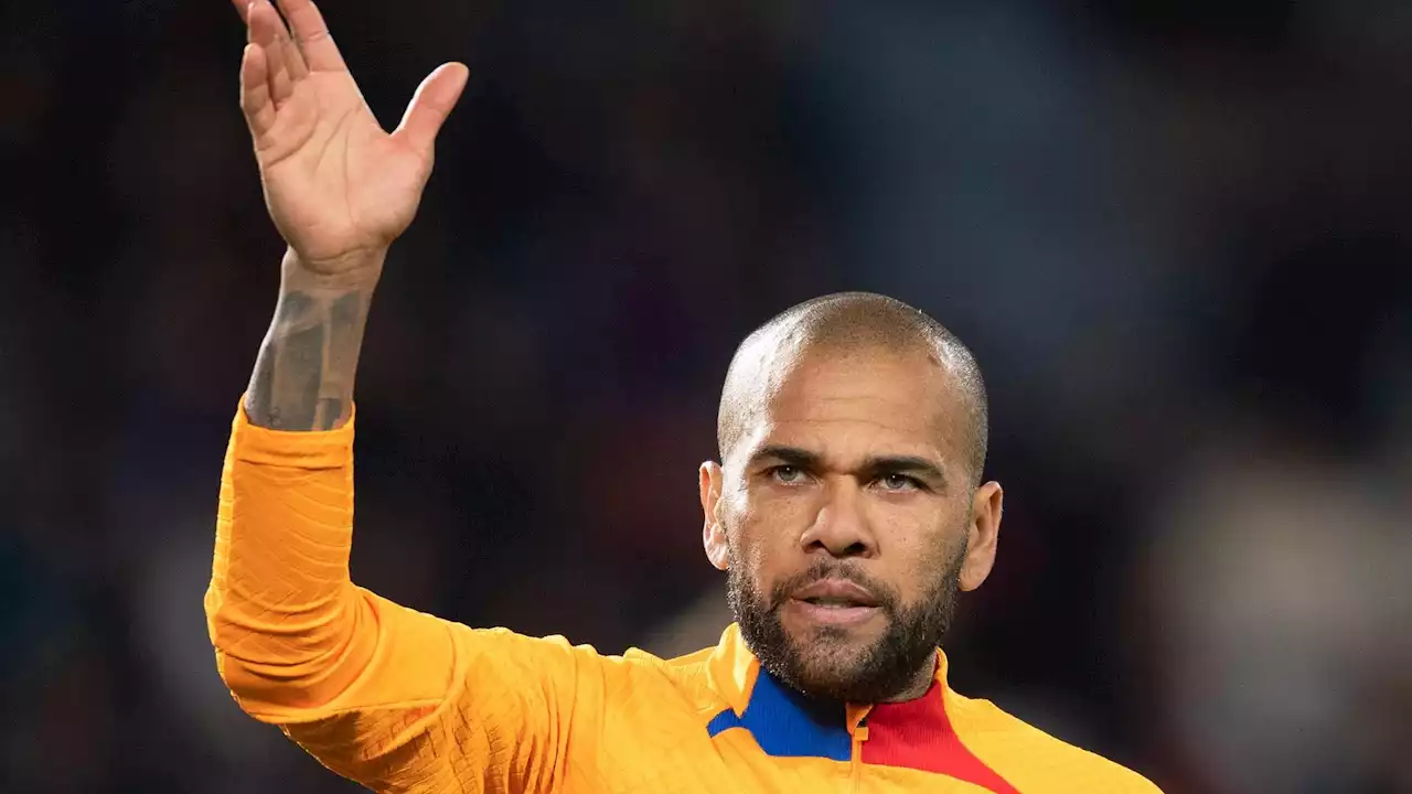 Una cámara grabó a Dani Alves segundos después de la presunta violación ignorando a la víctima mientras lloraba