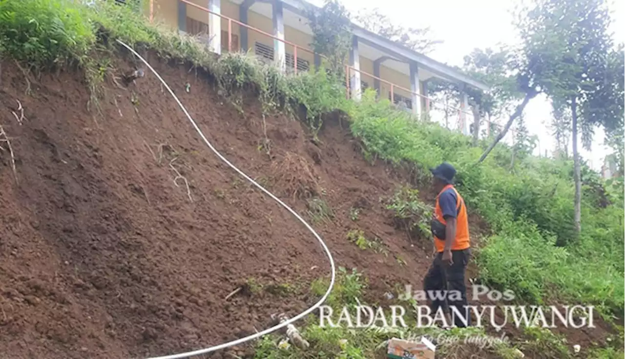 Tebing Longsor Tutup Akses Jalan di Arjasa, Halaman SMP Satap Terancam Ambrol