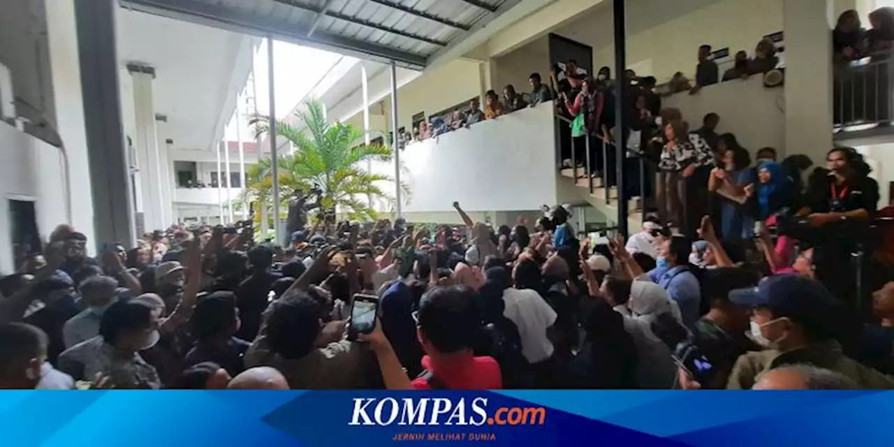 Suasana Usai Vonis Richard Eliezer: Pengunjung Riuh hingga Pagar Pembatas Ruang Sidang Roboh