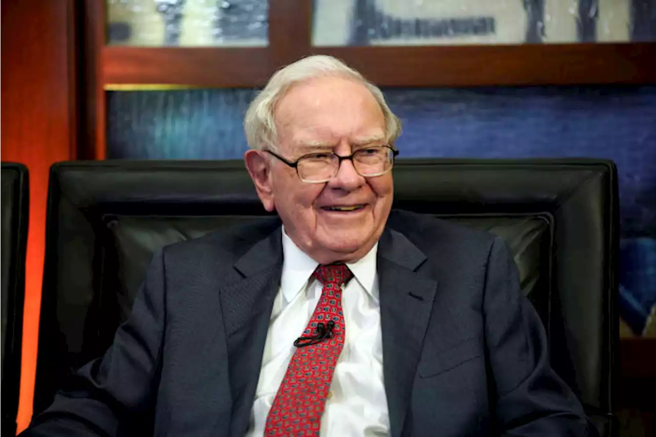 Buffett's firm buys Apple, slashes chipmaker and bank stakes