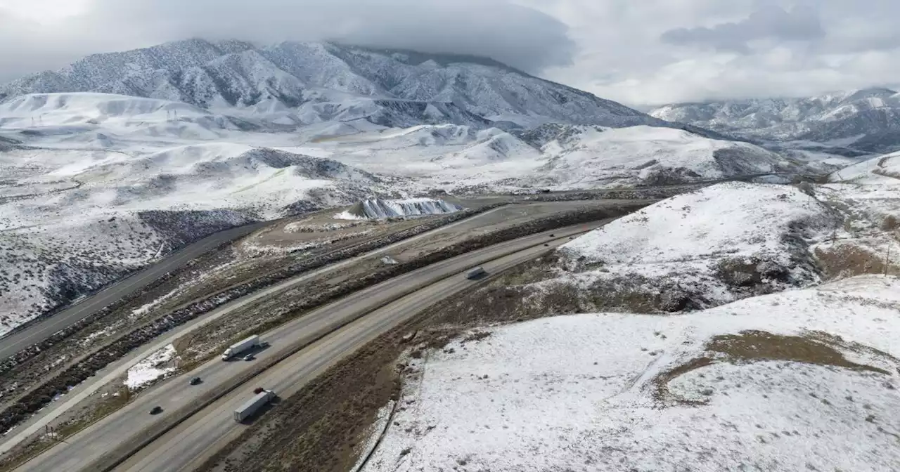 Snow briefly shuts down Grapevine as Southern California cold snap persists