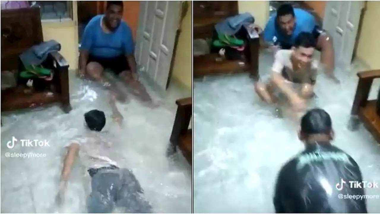 Viral Aksi Pemuda Asyik Berenang di Rumah Saat Banjir, Air Jernih Bak Kolam