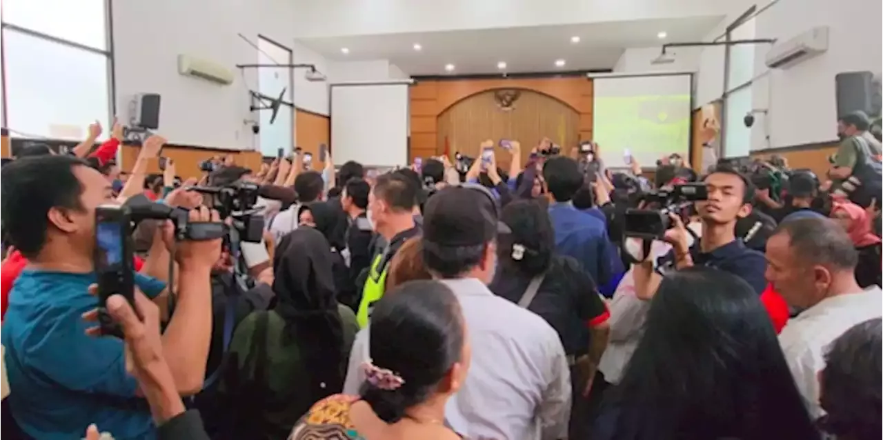 Hakim Wahyu Emosi Lihat Pendukung Bharada E Bikin Gaduh Ruang Sidang | merdeka.com