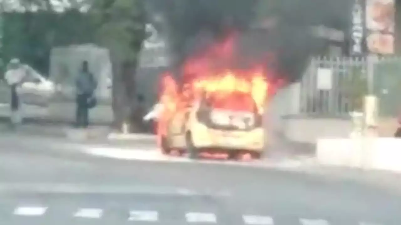 [VIDEO] Un taxi se incendió, ante la mirada triste y desesperada del dueño