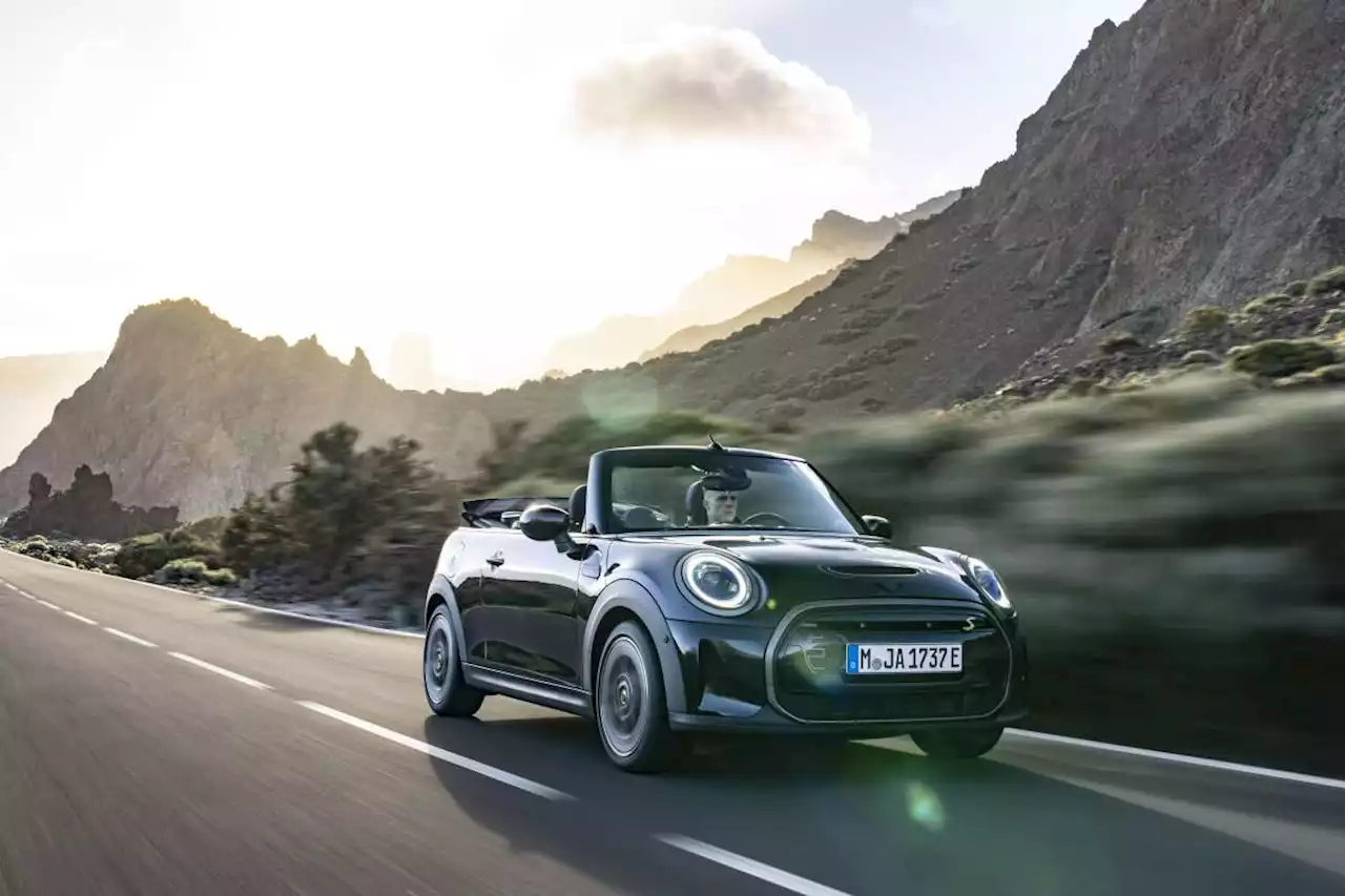 MINI Cooper SE Convertible - electric drop top driving! - paultan.org