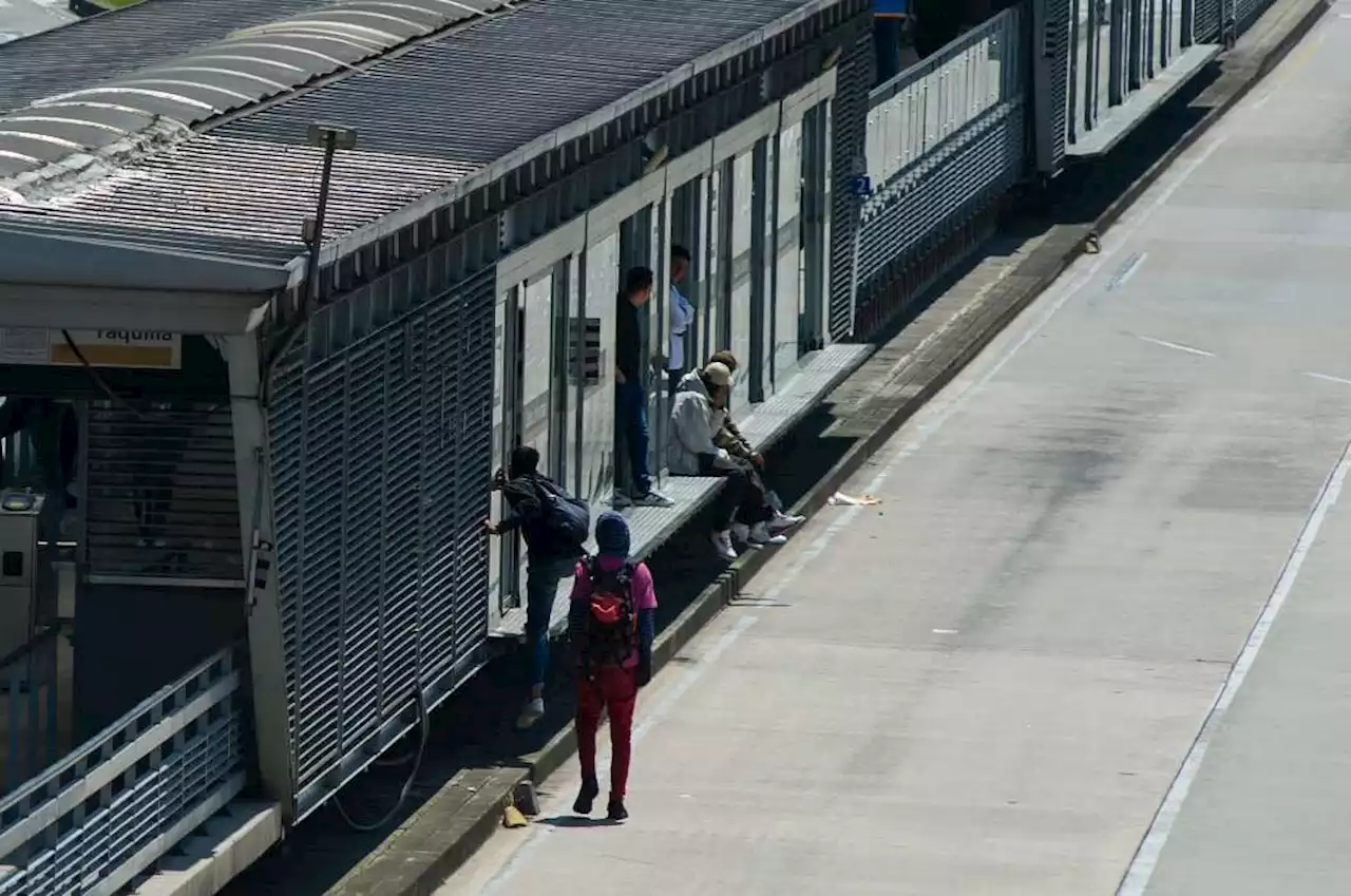 [Video] Pillan a hombre que quiso colarse a Transmilenio en pleno evento; acabó reclamando - Pulzo