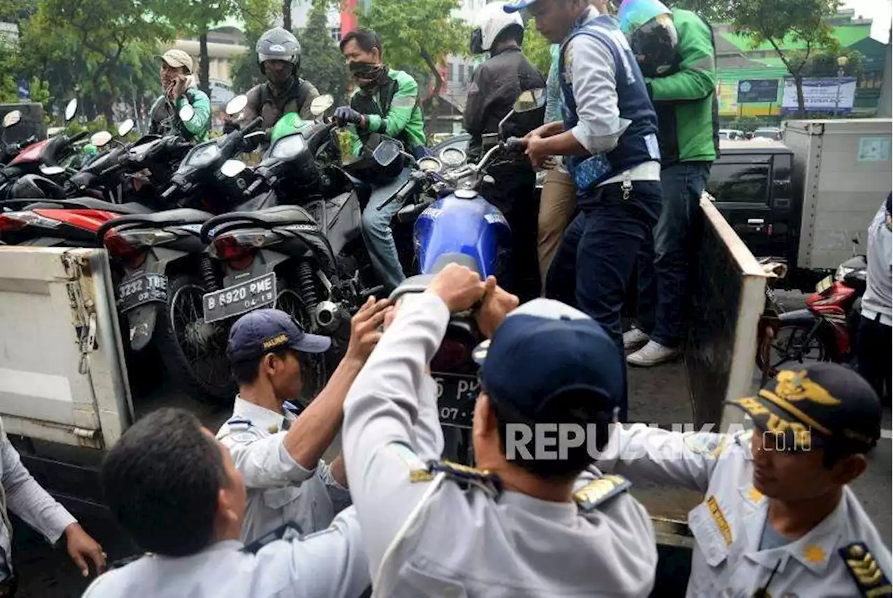 Dishub DKI Minta Warga Laporkan Parkir Liar di 13 Kanal Aduan |Republika Online