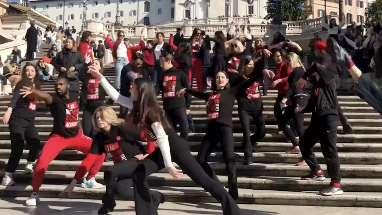 Violenza sulle donne, a piazza di Spagna un flash mob dedicato alle 'sorelle iraniane'